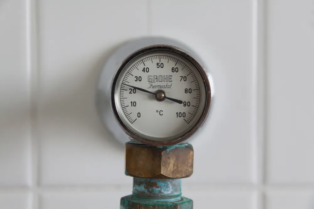 Pressure gauge mounted on a copper pipe