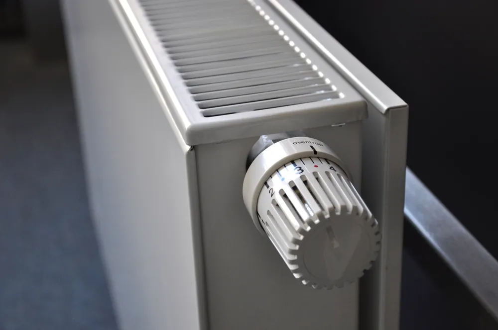 Wall radiator with a thermostatic valve head